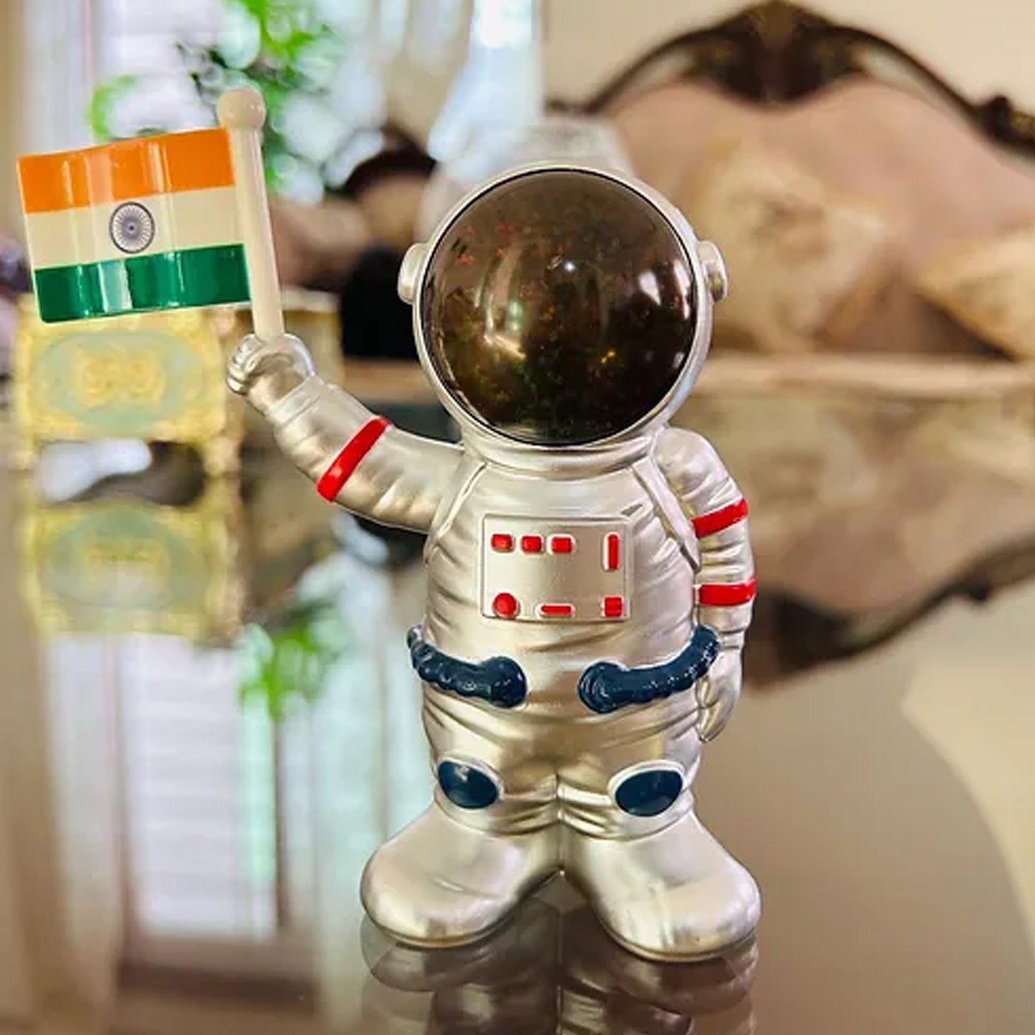 Solar Power Astronaut Ornament with Indian Flag – Moving Hand (1 Pc)