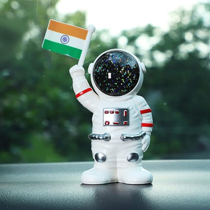 Solar Power Astronaut Ornament with Indian Flag – Moving Hand (1 Pc)