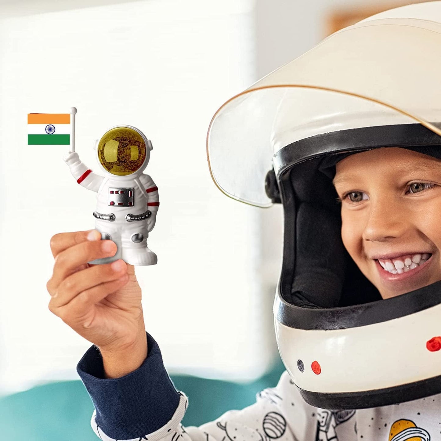 Solar Power Astronaut Ornament with Indian Flag – Moving Hand (1 Pc)